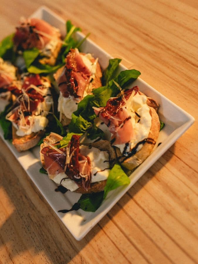 Bruschetta con prosciutto y burrata