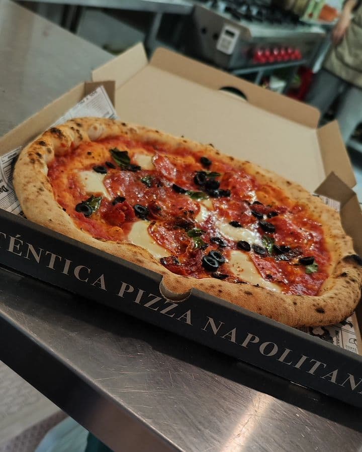 Pizza napolitana recién salida del horno