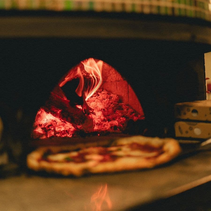 Horno de leña a fuego vivo en DiMOE