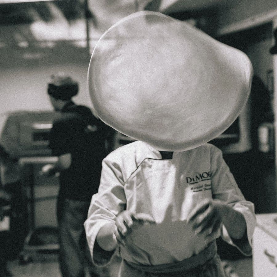 Marisol Osorio, pizzaiola de DiMOE, lanzando masa napolitana